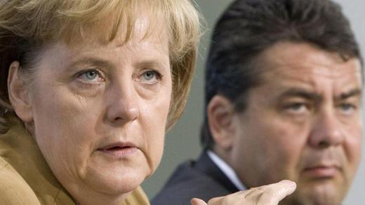 Merkel und Gabriel       -  Union und SPD wollen nun am Freitag über eine mögliche große Koalition reden - aber nicht auf Augenhöhe. Die SPD droht im Gegenzug mit langen Verhandlungen, eventuell bis Januar. Foto: Peer Grimm