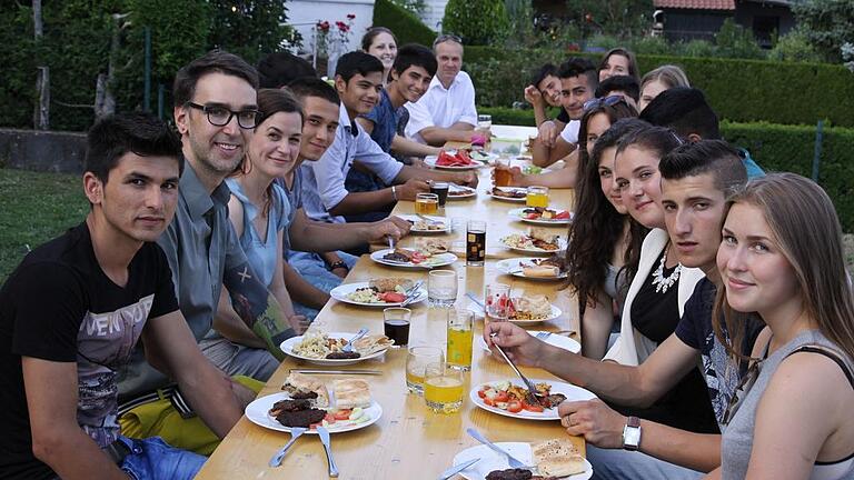 Stolz über das gemeinsam gestemmte Projekt: die Schülerinnen der Wirtschaftsschule O. Pelzl mit Lehrerin Julia Sachs (3.linke Reihe) und Schulleiter Lothar Antlitz (ganz hinten)und die Jungs der Außenwohngruppe mit Leiter Oliver Bandorf (2.linke Reihe).