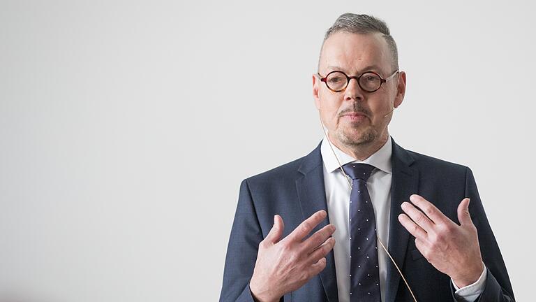 Peter Bofinger, bis zu diesem Sommersemester Inhaber des Lehrstuhls für Volkswirtschaftslehre an der Uni Würzburg, spricht sich für eine größere europäische Solidarität in der Corona-Bekämpfung aus.