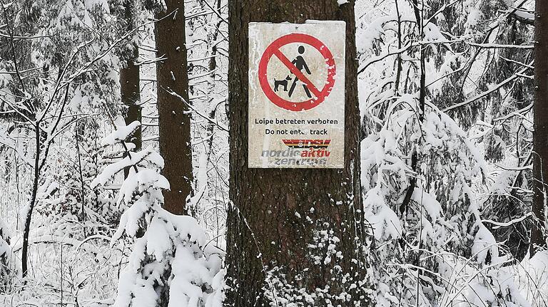 Nicht deutlich genug? Die Verbotsschilder im Loipenpark am Roten Moor werden kaum wahrgenommen und beachtet.