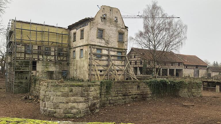 Das abgebrannte Schloss in der Ortsmitte ist der 'Schandfleck von Ebelsbach'.