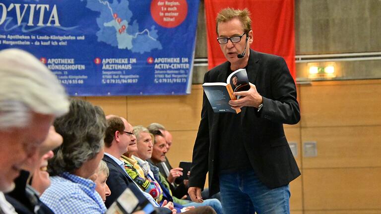 Jörg Dahlmann zitierte aus seinem Buch 'Immer geradeheraus' vor Publikum in der Lauder Stadthalle.