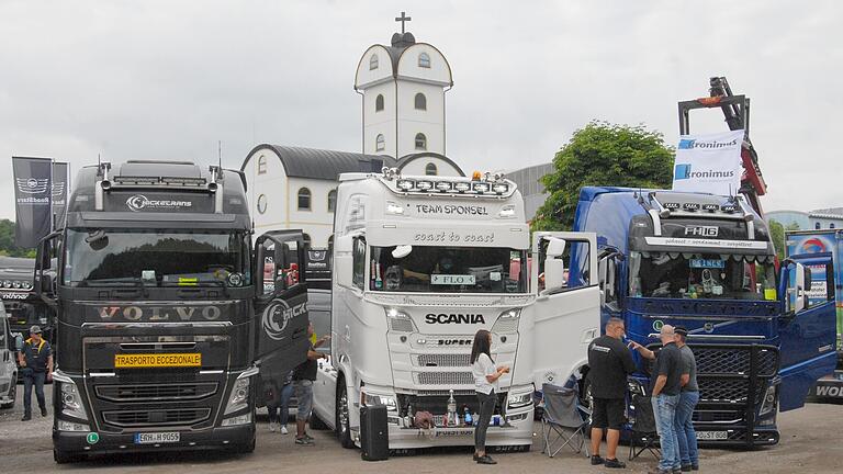 Mittendrin im Geschehen: Der Turm der Geiselwinder Autobahnkirche zieht Trucker ebenso an wie Urlaubsreisende und Einheimische.