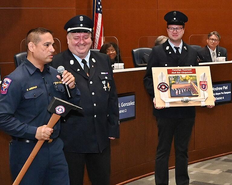 Ein besonderes Gastgeschenk hatte die Feuerwehr Arlington für die Feuerwehrfreunde aus Bad Königshofen: Eine spezielle Axt für Feuerwehrleute. Die Bad Königshöfer ihrerseits hatten eine Tafel dabei, auf der zwei Feuerwehrschläuche montiert waren, die zusammengeschraubt, die Freundschaft der beiden Wehren symbolisieren.