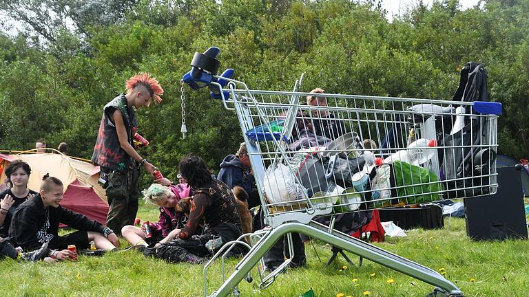 Punk-Protestcamp 'Aktion Sylt' auf Sylt gestartet       -  Zum Start des Punk-Protestcamps auf Sylt waren rund 40 Menschen im Camp.