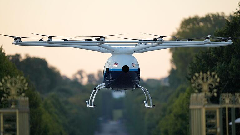 Testflüge der Flugtaxis von Volocopter       -  Eigentlich wollte Volocopter schon im Sommer zu den Olympischen Spielen Passagiere befördern. Nun hat das Unternehmen ganz andere Sorgen. (Archivbild)