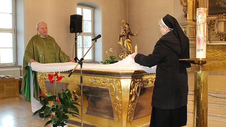 Domkapitular Krämer und Generaloberin Schwester Monika decken den Altar ab und bereiten so das Ende der Kirche als Gottesdienstraum vor. Domkapitular Krämer und Generaloberin Schwester Monika decken den Altar ab und bereiten so das Ende der Kirche als Gottesdienstraum vor. 