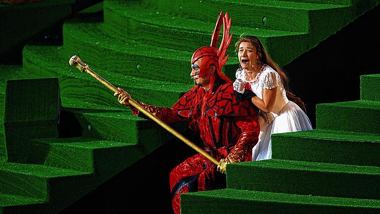 Teamarbeit: Sopranistin Gisela Stille (rechts) als Pamina mit Bass Alfred Reiter als Sarastro.