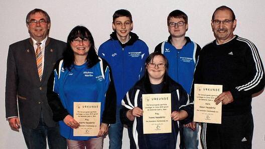 Bürgermeister Bernhard Ruß (links) gratulierte den Sportkeglern Annette, Yvonne und Robert Neundörfer (vorne von links) sowie Robin Klauer und Sven Haderlein (hinten) zu ihren herausragenden Platzierungen bei den Kreis-, Bezirks- und Bayerischen Meisterschaften. Im Bild fehlt Pascal Österling. Bürgermeister Bernhard Ruß (links) gratulierte den Sportkeglern Annette, Yvonne und Robert Neundörfer (vorne von links) sowie Robin Klauer und Sven Haderlein (hinten) zu ihren herausragenden Platzierungen bei den Kreis-, Bezirks- und Bayerischen Meisterschaften. Im Bild fehlt Pascal Österling.