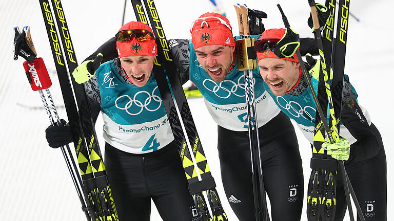 Pyeongchang 2018 - Nordische Kombination       -  dpatopbilder - 20.02.2018, Südkorea, Pyeongchang: Olympia, Nordische Kombination, Langlauf im Alpensia-Skisprung-Zentrum: Eric Frenzel (l-r - Bronze), Johannes Rydzek (Gold), und Fabian Riessle (Silber) jubeln im Ziel. Foto: Daniel Karmann/dpa-Zentralbild/dpa +++(c) dpa - Bildfunk+++ | Verwendung weltweit