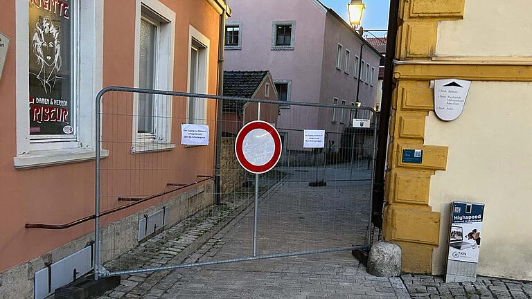 Weil von oben Steinbrocken fallen, wurde ein Teil der Schlossgasse in Marktbreit gesperrt.