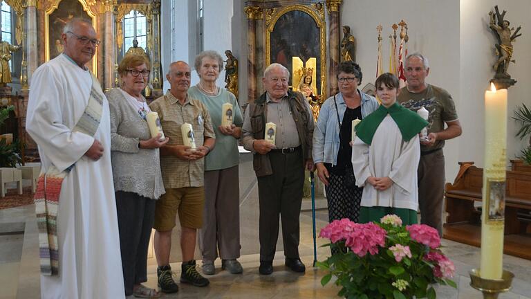 Diakon Lorenz Kleinschnitz (links) bedankte sich bei Ottilie Link (25 Mal dabei), Paul Müller (50 Mal), Resi Weiß (25 Mal), Walter Kieser (50 Mal), Helene Döring (25 Mal) und Klaus Schömig (40 Mal) für ihre Treue zur Gößweinstein-Wallfahrt. Alle erhielten eine besondere Kerze mit dem Emblem der Wallfahrt.