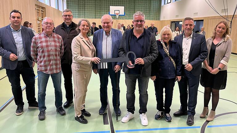 Schlüsselübergabe (von links): Volker Kuhn (vorheriger Bauamtsleiter Markt Triefenstein), Klaus Sebold (1. Vorstand SV Frankonia Lengfurt), Pfarrer Matthias Wolpert, Bürgermeisterin Kerstin Deckenbrock, stellvert. Landrat Manfred Goldkuhle, Manuel Haus (Architekten Gruber, Hettiger &amp; Haus), Gemeinderätin Stefanie Engelhardt, Landtagsabgeordneter Thorsten Schwab und Tina Kurz (Rektorin GS Triefenstein).