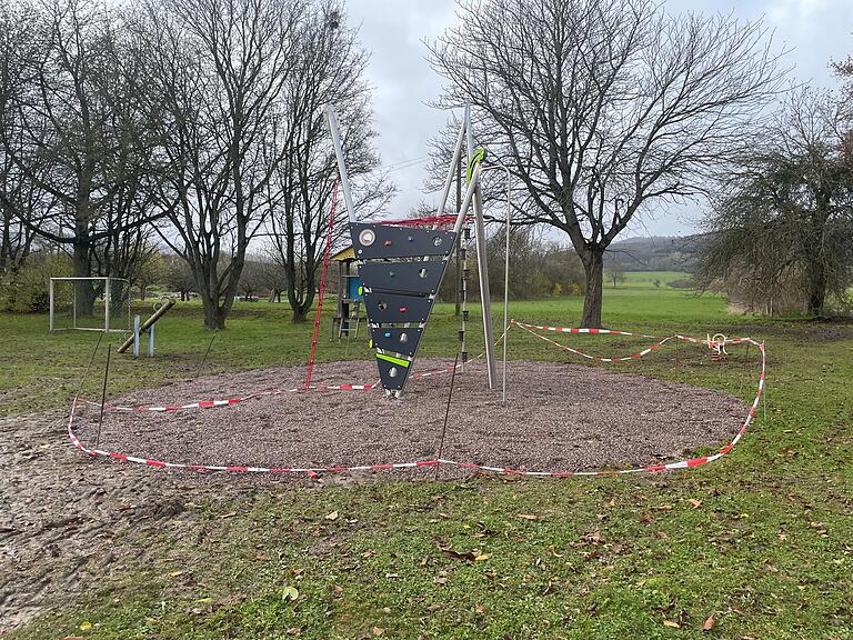 Eine neue Kletterpyramide wurde kürzlich auf dem Spielplatz in Oberfladungen aufgestellt. Die Initiative ging von zwei Familien aus, die bei den örtlichen Vereinen für entsprechende Spenden warben.