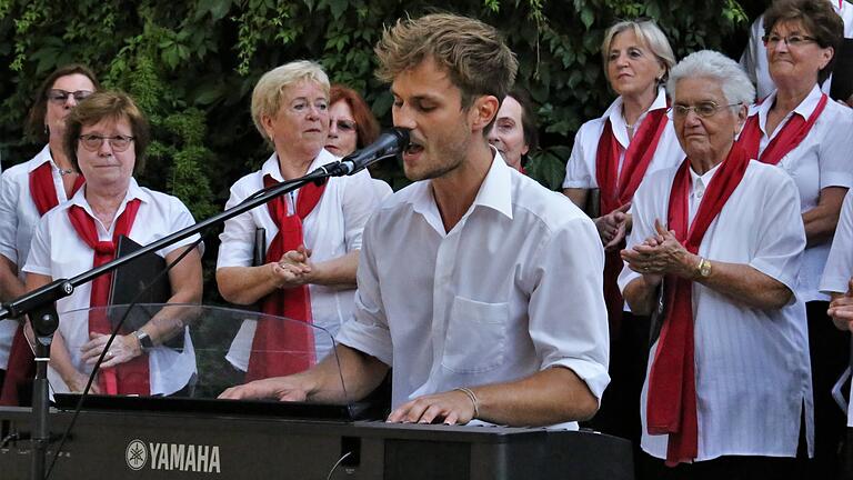 Da ging die Post ab und alle klatschten mit, als Männerchor-Dirigent Max Menzel mit seinen Händen auf das Keyboard hämmerte und mit seiner exzellenten Stimme mit einem 'Rock'n Roll Medley'für Stimmung im weiten Rund sorgte.