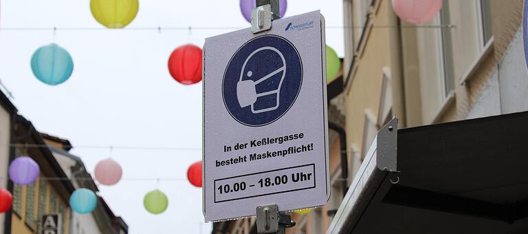 Kurzfristig aufgestellte Schilder weisen an beiden Enden der Schweinfurter Keßlergasse auf die bestehende Maskenpflicht hin.