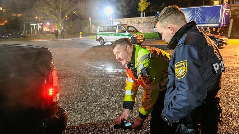 Für dieses Fahrzeug endet die Fahrt an der Kontrollstelle in Kreuzwertheim, er wird abgeschleppt. Die Beamten hatten festgestellt, dass der Auspuff zehn Dezibel zu laut ist.&nbsp;