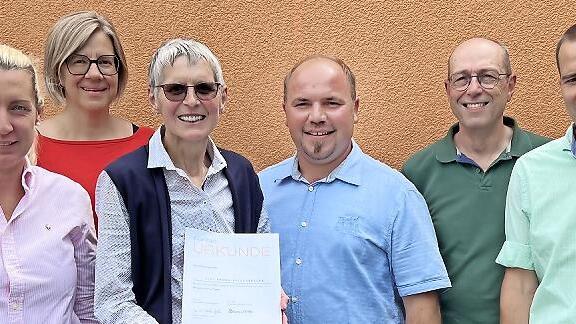 Unser Gruppenfoto zeigt (von links): Marina Appold (Geschäftsführende Trägervertreterin), Mirjam Mack (Einrichtungsleitung), Anette Katzenberger mit der Urkunde, Andreas Wehner ( Vorsitzender St. Elisabethen-Verein), Jürgen Fichtl (Geschäftsführen...       -  Unser Gruppenfoto zeigt (von links): Marina Appold (Geschäftsführende Trägervertreterin), Mirjam Mack (Einrichtungsleitung), Anette Katzenberger mit der Urkunde, Andreas Wehner ( Vorsitzender St. Elisabethen-Verein), Jürgen Fichtl (Geschäftsführender Trägervertreter) sowie Sebastian Appold (2. Vorsitzender St. Elisabethen-Verein).