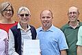 Unser Gruppenfoto zeigt (von links): Marina Appold (Geschäftsführende Trägervertreterin), Mirjam Mack (Einrichtungsleitung), Anette Katzenberger mit der Urkunde, Andreas Wehner ( Vorsitzender St. Elisabethen-Verein), Jürgen Fichtl (Geschäftsführen...       -  Unser Gruppenfoto zeigt (von links): Marina Appold (Geschäftsführende Trägervertreterin), Mirjam Mack (Einrichtungsleitung), Anette Katzenberger mit der Urkunde, Andreas Wehner ( Vorsitzender St. Elisabethen-Verein), Jürgen Fichtl (Geschäftsführender Trägervertreter) sowie Sebastian Appold (2. Vorsitzender St. Elisabethen-Verein).