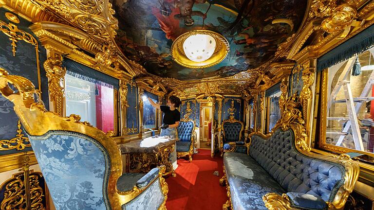 Restaurierung des einstigen königlich-bayerischen Hofzugs       -  Die Sitze im Salonwagen von König Ludwig II. waren beheizt.