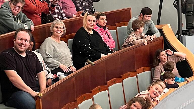 Nach der Vorstellung präsentieren sich die Kinder und Erwachsenen von Komm-In der Fotografin zum Erinnerungsfoto an das spannende Theaterstück 'Der Lebkuchenmann'. Nach der Vorstellung präsentieren sich die Kinder und Erwachsenen von Komm-In der Fotografin zum Erinnerungsfoto an das spannende Theaterstück 'Der Lebkuchenmann'.