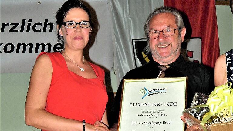 Wolfgang Etzel wurde beim Kommersabend des Siedlerverein Schwarzach durch die Vorsitzende Melanie Rosenberger zum Ehrenvorstand ernannt.