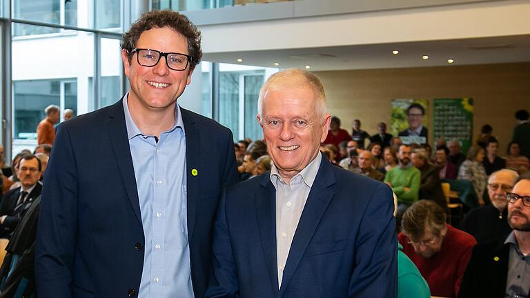 OB-Kandidat Martin Heilig (links) und Stuttgarts Oberbürgermeister Fritz Kuhn beim Neujahrsempfang der Würzburger Grünen im Shalom Europa.