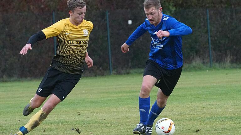 November 2019: Prappachs Alexander Derra (rechts) duelliert sich im Derby mit dem Königsberger Jonas Knauer. Auch die drei Tore des SG-Spielertrainers halfen nicht, Prappach unterlag mit 3:4. November 2019: Prappachs Alexander Derra (rechts) duelliert sich im Derby mit dem Königsberger Jonas Knauer. Auch die drei Tore des SG-Spielertrainers halfen nicht, Prappach unterlag mit 3:4.