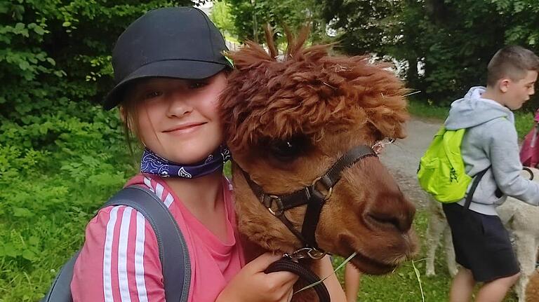 Sophie Stäblein wollte ihr Alpaka Ricardo am liebsten gar nicht mehr hergeben. „So weich wie Federn, den kann man nur lieb haben“, schwärmte sie. Sophie Stäblein wollte ihr Alpaka Ricardo am liebsten gar nicht mehr hergeben. „So weich wie Federn, den kann man nur lieb haben“, schwärmte sie.