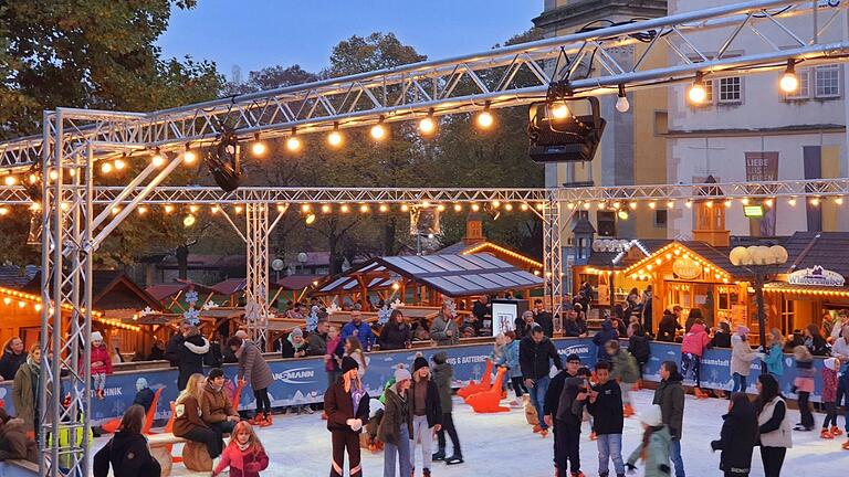 Im Residenzschloss Mergentheim startet der 'Winterzauber' mit großer Eislauf- und Eisstock-Arena.