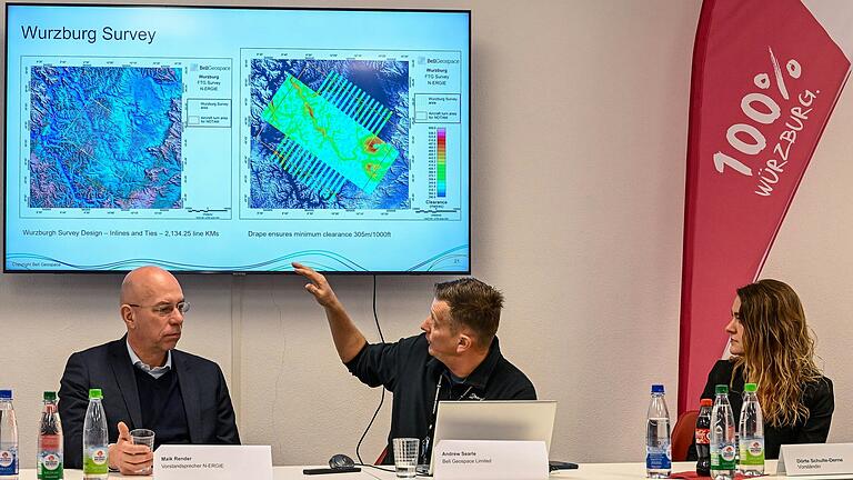 Andrew Searle (Mitte) erklärt das Gebiet rund um Würzburg, das jetzt in geraden Linien abgeflogen wird. Gemeinsam unter anderem mit Maik Render (N-Ergie) und Dörte Schulte-Derne (WVV) stellte er das Projekt vor.