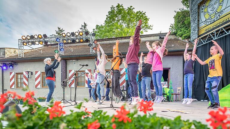 Aufwärmen für den Festspiel-Aperitif, der nun 'Großes Konzert des Jungen Theaters' heißt: Dabei stehen, wie im vergangenen Jahr, oft bis zu 200 Kinder und Jugendliche auf der Bühne (Archivbild). Aufwärmen für den Festspiel-Aperitif, der nun 'Großes Konzert des Jungen Theaters' heißt: Dabei stehen, wie im vergangenen Jahr, oft bis zu 200 Kinder und Jugendliche auf der Bühne (Archivbild).