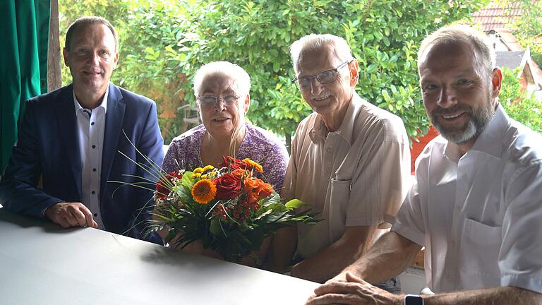 Stellvertretender Landrat Michael Ziegler (links) und Bürgermeister Matthias Schneider (rechts) gratulierten Annemarie und Adolf zur Diamantenen Hochzeit.