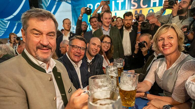 Politischer Frühschoppen auf dem Volksfest Gillamoos       -  Markus Söder (CSU) hält den Wahlausgang in Ostdeutschland für ein &bdquo;Erdbeben&rdquo;.