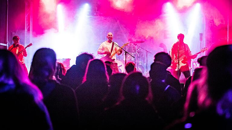 Im Jahr 2023 begeisterte die Band 'Smile and Burn' das Publikum beim Rambazamba-Festival. Doch jetzt hat sich der Verein hinter der Veranstaltung aufgelöst.