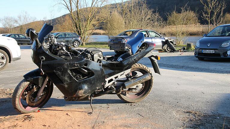 Schrott zu Schrott gesellt sich gerne: Das Audi-Wrack in Gemünden (im Hintergrund) hat angemessene Gesellschaft durch ein Motorrad in ähnlichem Zustand. Schrott zu Schrott gesellt sich gerne: Das Audi-Wrack in Gemünden (im Hintergrund) hat angemessene Gesellschaft durch ein Motorrad in ähnlichem Zustand.
