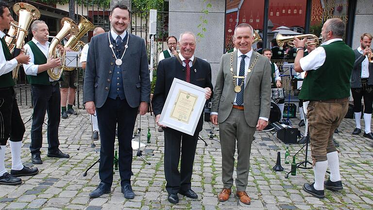 Feier in Sommerhausen: Alle waren sich einig, dass Fritz Steinmann den Ehrentitel Altbürgermeister verdient hat.Von links: zweiter Bürgermeister Stefan Diroll, Altbürgermeister Fritz Steinmann und Bürgermeister Wilfried Saak.