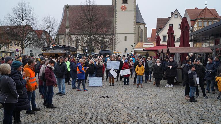 In Haßfurt demonstrierten Gegner der Corona-Maßnahmen unter dem Motto 'Versammlung gegen die Spaltung der Bürger'.