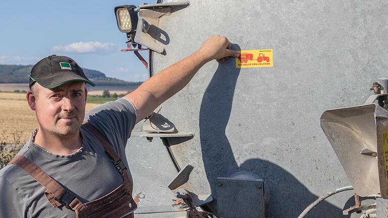 Einer der Landwirte, die sich bereits als 'Red Farmer' mit dem Güllefass der Bioenergiegemeinschaft Heßdorf registriert hat, ist Christian Hebig aus Weyersfeld. An seinem Güllefass ist der Sticker 'Ich helfe den Helfern' angebracht.