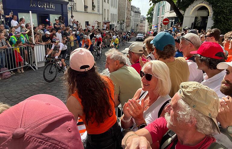 Rita Riedel feuert die Radfahrerinnen an der Steigung von Montmartre an. Die Stimmung beim Publikum war schon Stunden vorher ausgelassen. Rita Riedel feuert die Radfahrerinnen an der Steigung von Montmartre an. Die Stimmung beim Publikum war schon Stunden vorher ausgelassen.