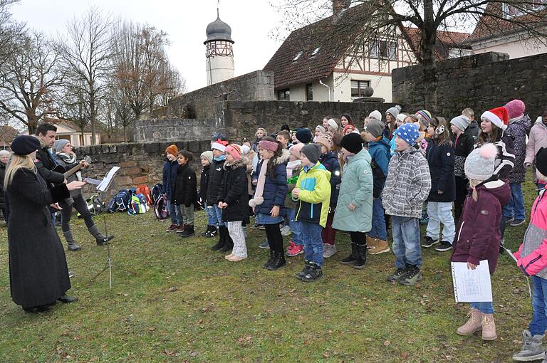 Der Projektchor begeisterte bei der Eröffnung des Zauberwaldes. Der Projektchor begeisterte bei der Eröffnung des Zauberwaldes.
