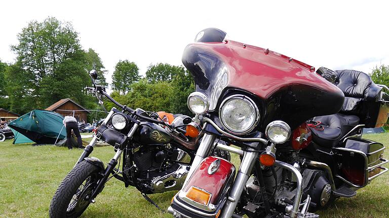 Harleytreffen       -  Es knattert wieder im Lauergrund: Ein Wochenende lang ist der Zeltplatz bei Oberlauringen, Lkr. Schweinfurt, Mekka für Harley-Freunde aus ganz Deutschland und dem nahen Ausland (inklusive Holland und Tirol). Über hundert Maschinen der Traditionsmarke glänzten im Sonnenschein auf der grünen Wiese, zum 26. Mal eingeladen vom Harley Davidson Club 'Brothers in the Wind'
