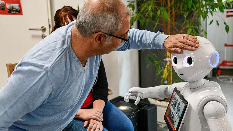 Sind Roboter wie Pepper die Zukunft? Darum geht es bei den zweiten Mainfränkischen Pflegegesprächen in der Würzburger Neubaukirche.