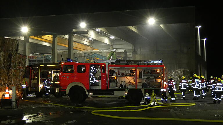Im Aufnahmebunker für Altpapier war am Dienstagabend ein Feuer ausgebrochen. Dieses Mal hält sich der Schaden in Grenzen. Vier Stunden Einsatz für die Feuerwehren.