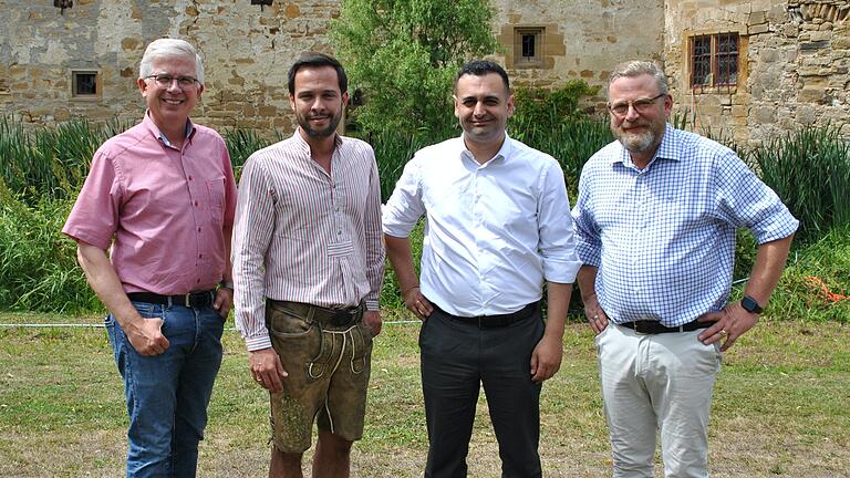 Ehrengäste beim FDP-Sommerfest in Irmelshausen (von links): Andrew Ullmann, Martin Hagen, Bijan Djir-Sarai und Gastgeber Karl Graf Stauffenberg.