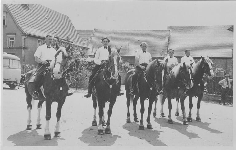 Diese Reiter führten den Festzug zu den Jubiläumsfeierlichkeiten der Feuerwehr Fuchsstadt im Jahr 1954 an.