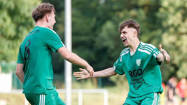 Simon Hertlein (links) und Felix Wolf jubeln: Der SV Kürnach hat als letzte Mannschaft das Viertelfinale im Toto-Pokal-Wettbewerb auf Kreisebene erreicht. Das Bild entstand in der Partie zwischen dem TSV Rottendorf und dem SV Kürnach in der Fußball-Bezirksliga West.