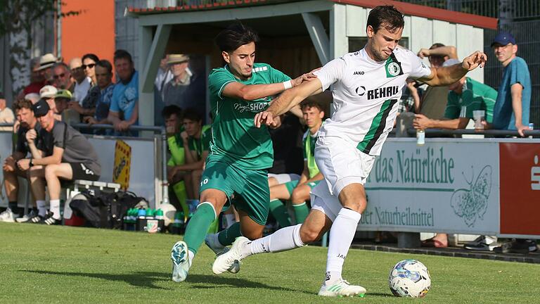 Szene aus dem Hinspiel: Antonius Cosar (links) vom TSV Abtswind verfolgt Patrik Ort vom SC Eltersdorf. Den ersten Vergleich in dieser Bayernliga-Saison verloren die Abtswinder zu Hause mit 2:3. Das Siegtor für die Eltersdorfer fiel in der Nachspielzeit.