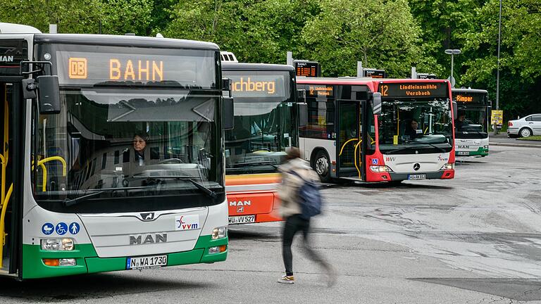 Am Hauptbahnhof in Würzburg befindet sich auch der Busbahnhof. Dort starten die Busse des ÖPNV in viele Richtungen der Region.