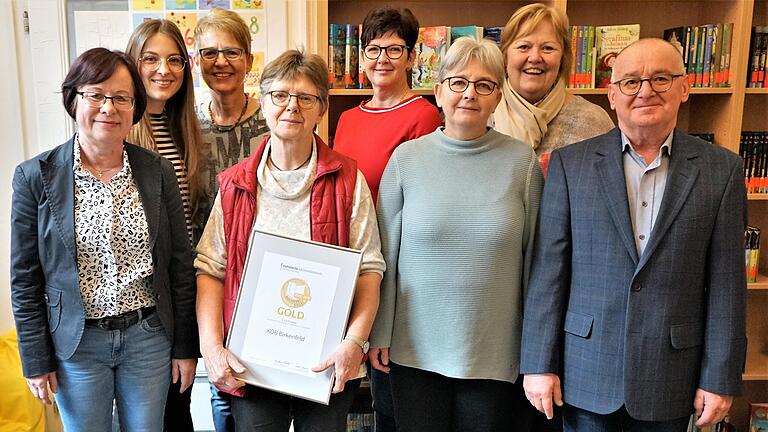 Das Team der KÖB freut sich über das Goldene Bücherei-Siegel